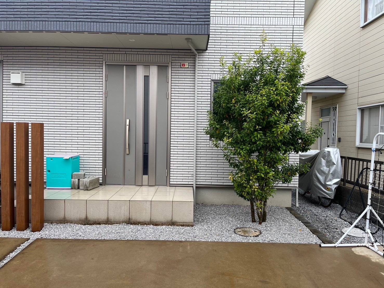 砂利を敷いてきれいに。お手入れも楽になります