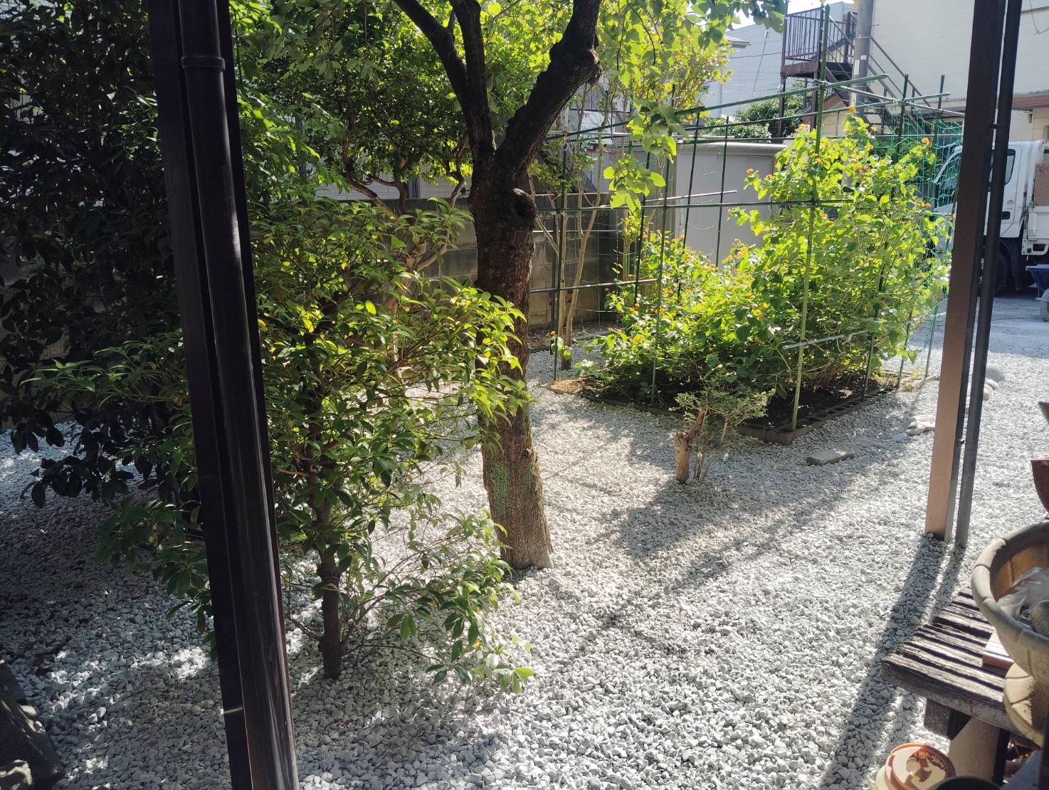 白い砂利を敷くことで明るい印象に