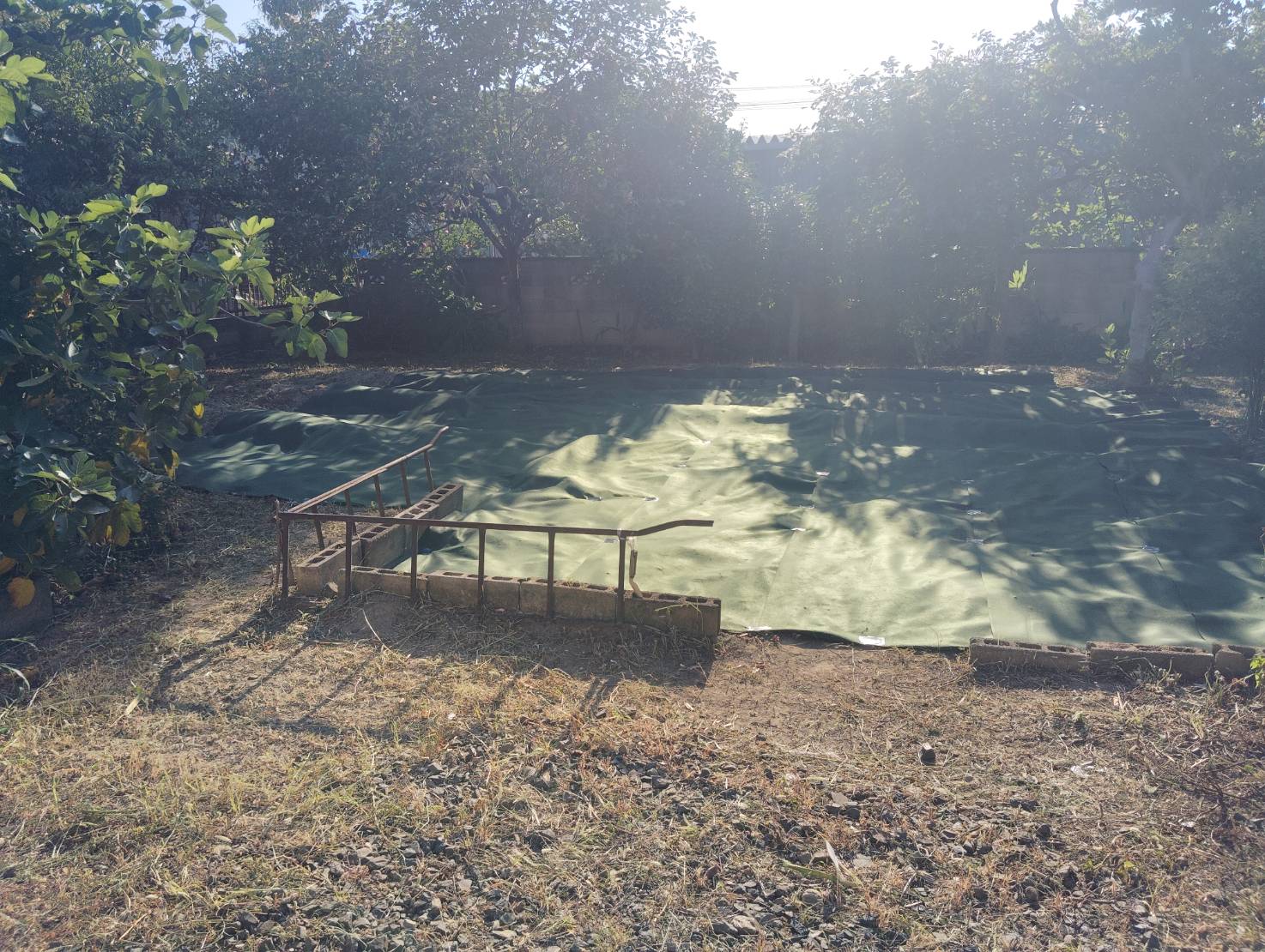 除草して防草シートも施工